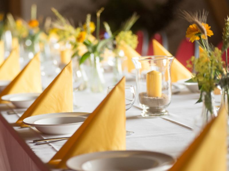 mesa posta com guardanapos amarelos