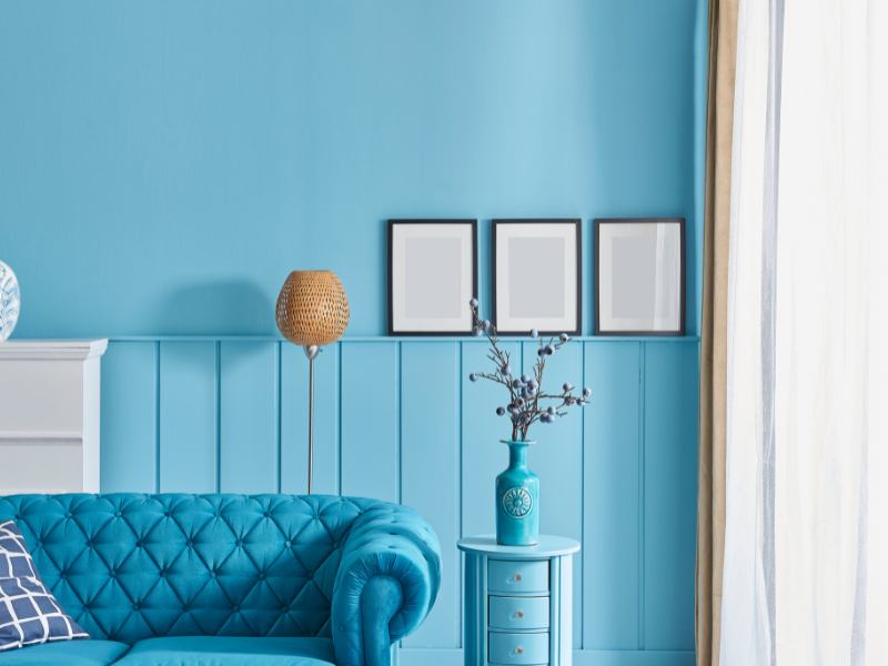sala decorada com móveis em tons azul