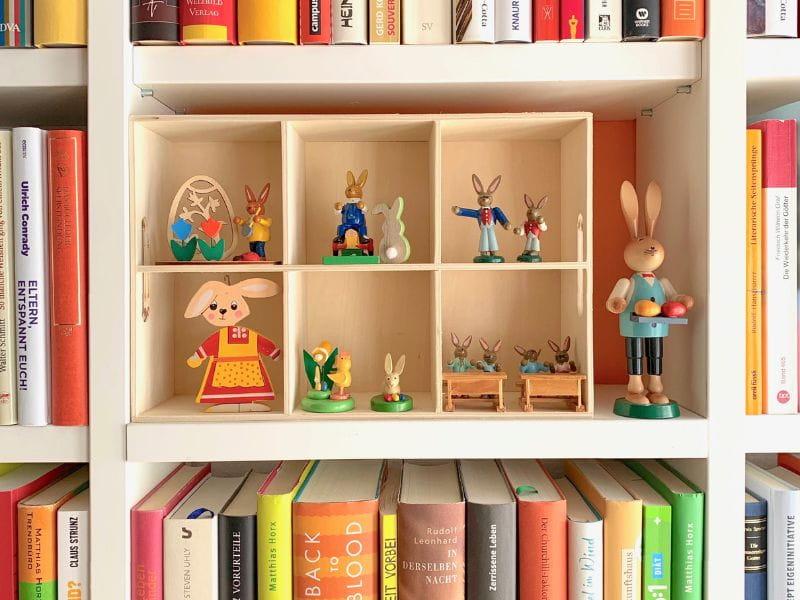 estante com livros e decorada com coelhos