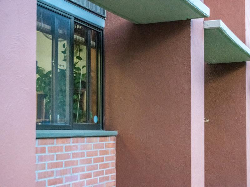 janela em uma fachada de tijolinho