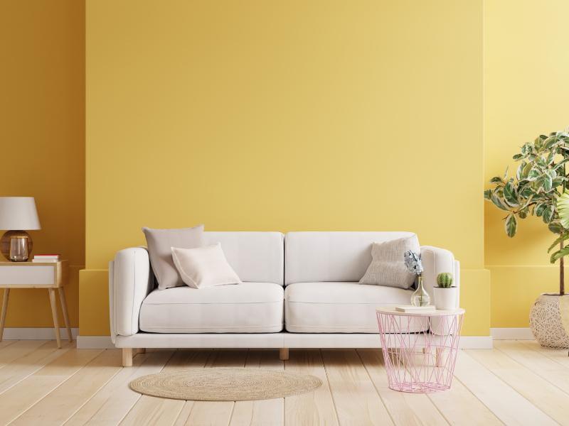 sala amarela com sofá