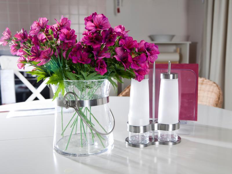 mesa de jantar com vaso de flores roxas