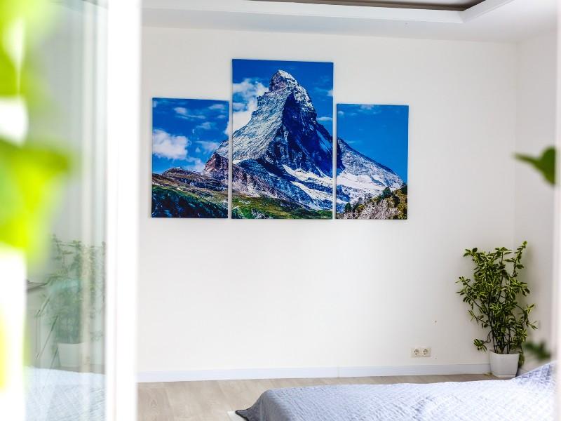 três quadros em conjuntos que formam uma foto de montanha