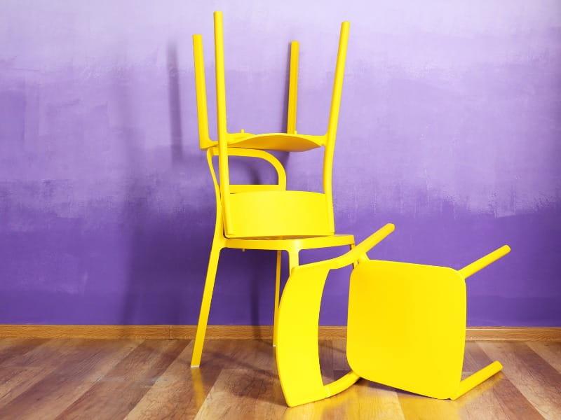 1. Amarelo e violeta cadeiras amarelas com um fundo roxo