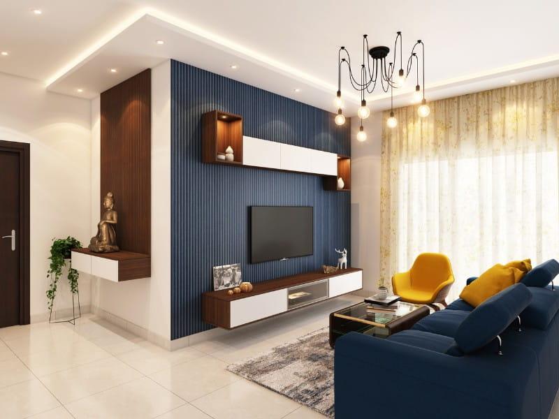 2. Amarelo, vermelho e azul sala de estar com sofá azul e cadeiras amarelas