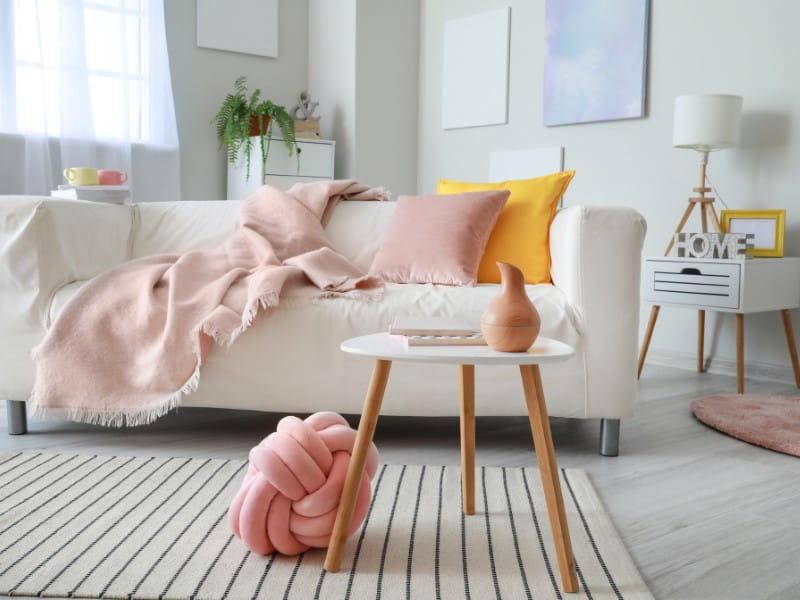3. Amarelo e tons neutros sala de estar em detalhes em amarelo com cores rosas