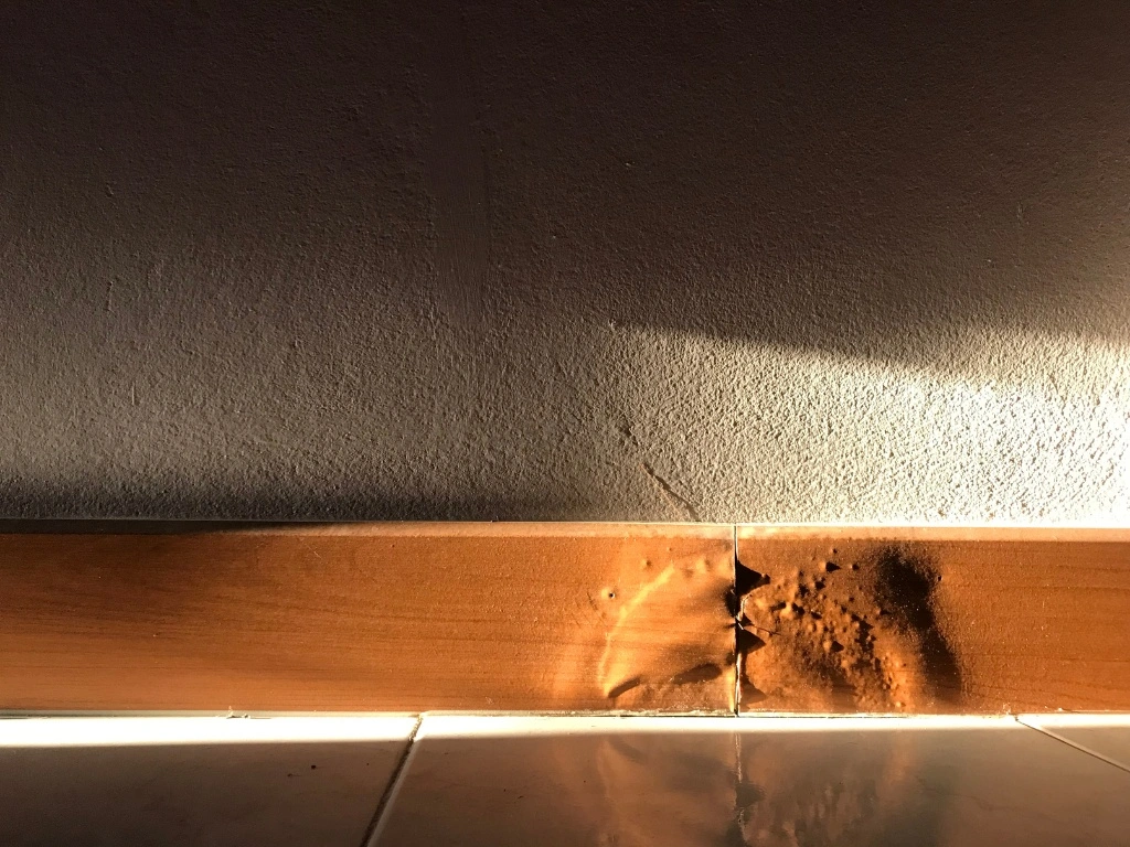 Rodapé de MDF inchado