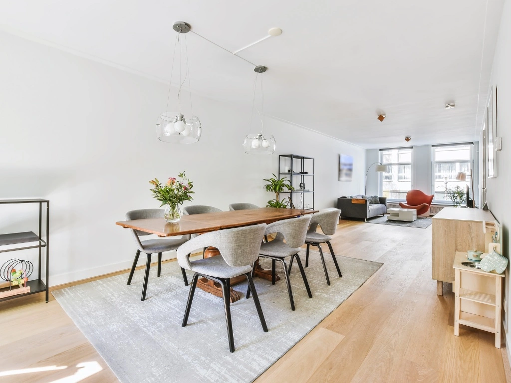 Rodapés brancos em sala de estar