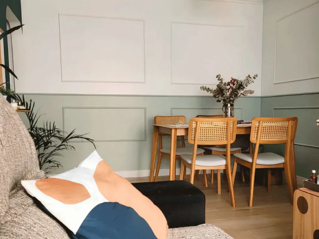 Boiserie para dividir ambientes em apartamento tipo studio com circulação livre