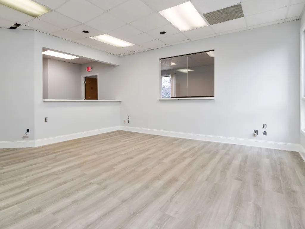 03 - Piso vinílico autocolante e rodapés EVA