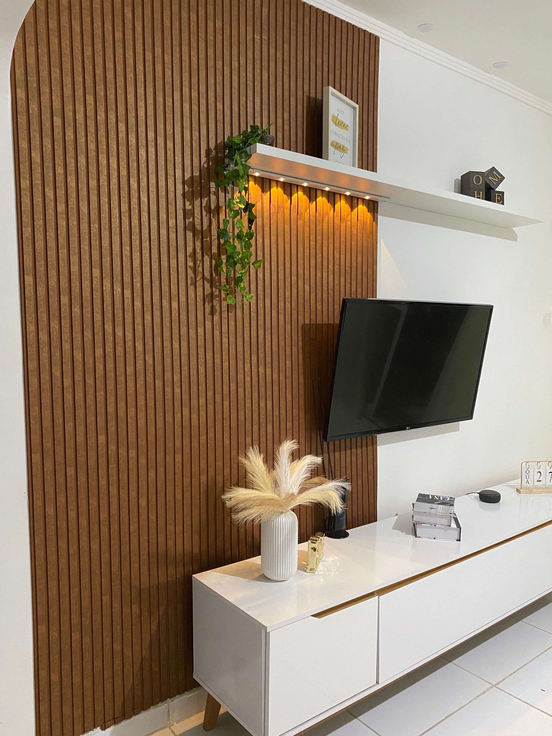 Parede de tv com painel ripado autocolante em tom de madeira clara