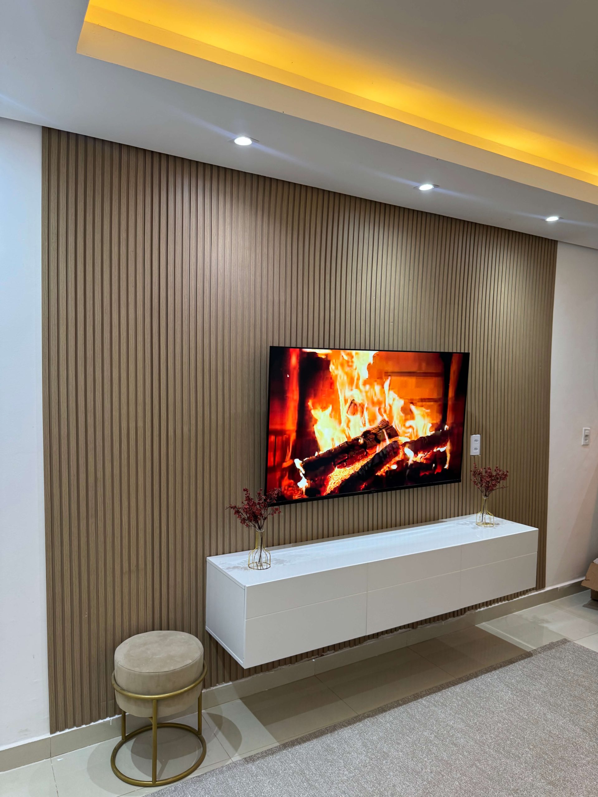 Painel ripado para sala de tv em EVA autocolante aplicado na parede principal