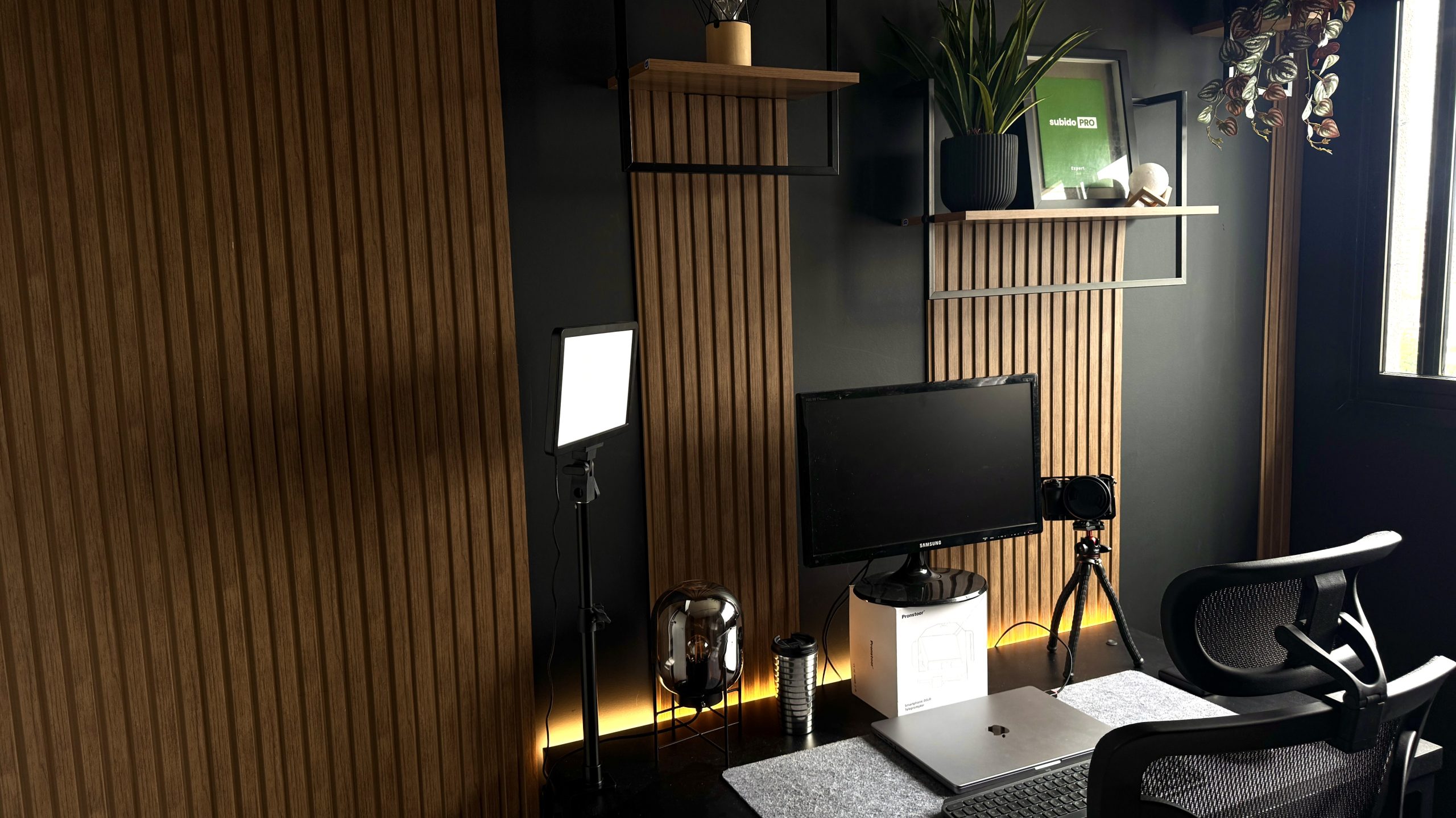 Painel ripado escondendo fios no home office