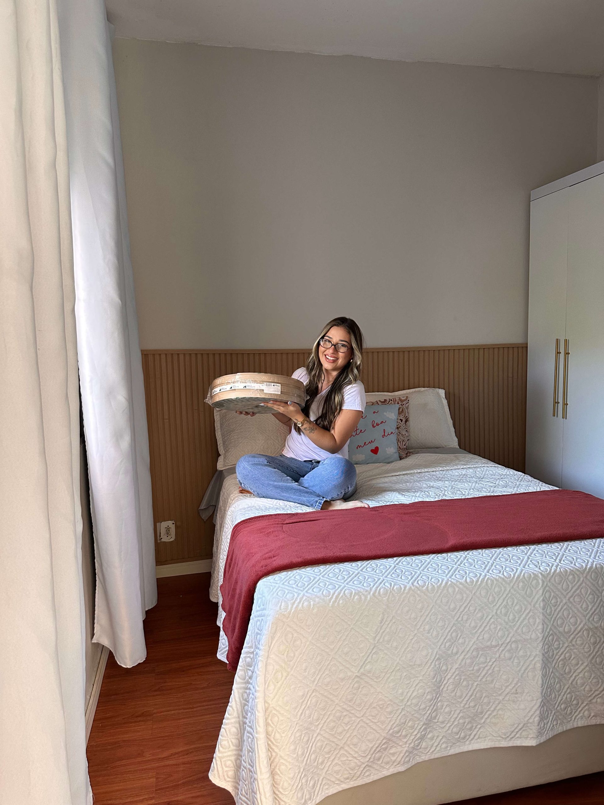Quarto de casal com cabeceira em ripado de madeira autocolante linha Madeto