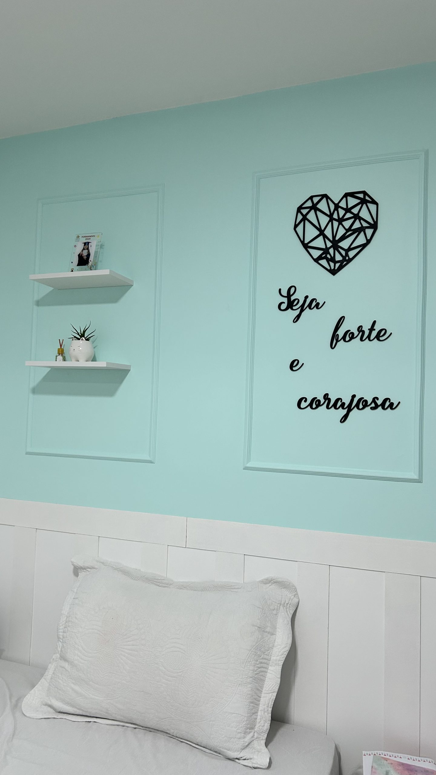 Sala de estar com painel ripado na parede da tv e boiserie nas laterais