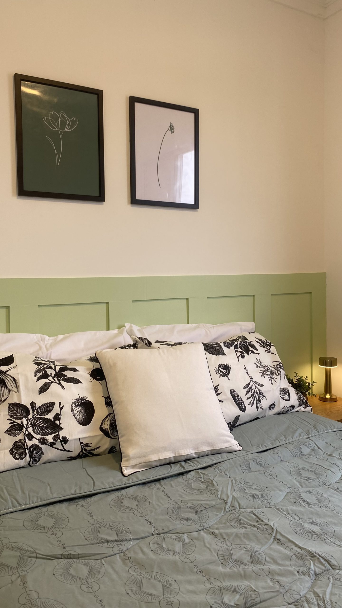 Cabeceira de cama com painel ripado para quarto em madeira clara